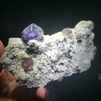  50,5 натурален рядко восьмигранный виолетов флуорит минерален кристал необработанная руда геоложка наука, технология на събиране на проби на домашен интериор